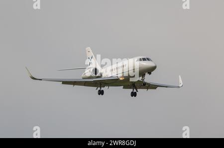 Ein Dassault Falcon 2000LXS von Air Alsie befindet sich im Landeanflug auf den Flughafen Zürich. Registrierung OY-GFS. (Zürich, Schweiz, 10.05.2022) Stockfoto