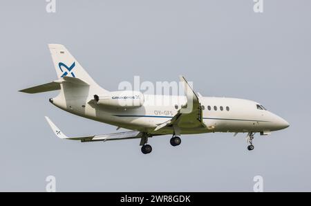 Ein Dassault Falcon 2000LXS von Air Alsie befindet sich im Landeanflug auf den Flughafen Zürich. Registrierung OY-GFS. (Zürich, Schweiz, 10.05.2022) Stockfoto