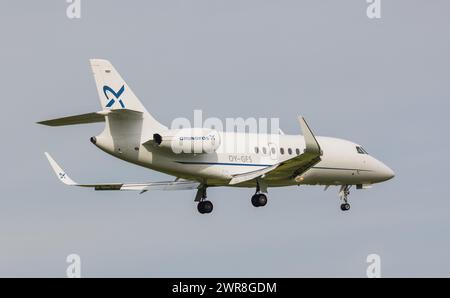 Ein Dassault Falcon 2000LXS von Air Alsie befindet sich im Landeanflug auf den Flughafen Zürich. Registrierung OY-GFS. (Zürich, Schweiz, 10.05.2022) Stockfoto