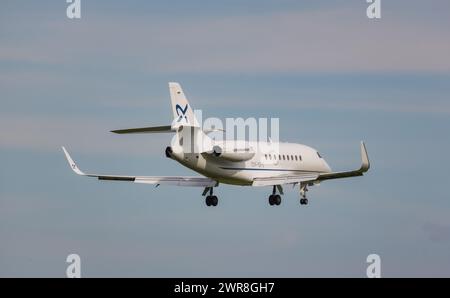 Ein Dassault Falcon 2000LXS von Air Alsie befindet sich im Landeanflug auf den Flughafen Zürich. Registrierung OY-GFS. (Zürich, Schweiz, 10.05.2022) Stockfoto