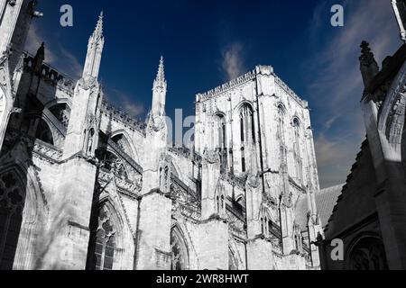 Gotische Kathedralarchitektur mit Türmen vor blauem Himmel mit Wolken in York, Großbritannien. Stockfoto