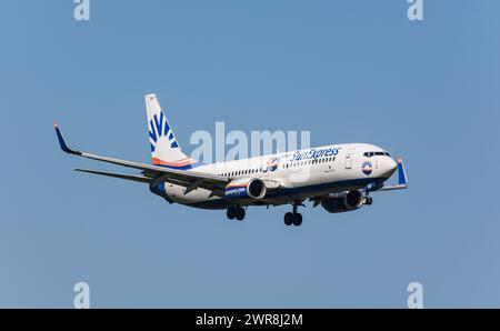 Eine boeing 737-86J von SunExpress befindet sich im Landeanflug auf den Flughafen Zürich. Registrierung TC-SNV. (Zürich, Schweiz, 22.09.2022) Stockfoto