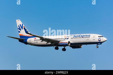 Eine boeing 737-86J von SunExpress befindet sich im Landeanflug auf den Flughafen Zürich. Registrierung TC-SNV. (Zürich, Schweiz, 22.09.2022) Stockfoto