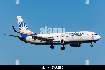 Eine boeing 737-86J von SunExpress befindet sich im Landeanflug auf den Flughafen Zürich. Registrierung TC-SNV. (Zürich, Schweiz, 22.09.2022) Stockfoto