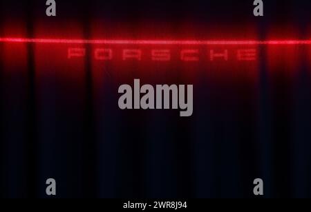 Leipzig, Deutschland. März 2024. Der neue Porsche Taycan Turbo GT wird noch im Werk Leipzig verpackt. Der Sport- und Geländefahrzeughersteller Porsche veröffentlicht seine Geschäftszahlen für das abgelaufene Jahr am Dienstag (12. März) im Porsche-Werk Leipzig. Das Unternehmen meldete kürzlich einen leichten Umsatzanstieg von 3,3 Prozent auf 320.221 Fahrzeuge im Jahr 2023. Quelle: Jan Woitas/dpa/Alamy Live News Stockfoto