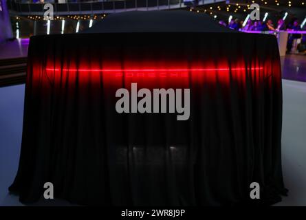 Leipzig, Deutschland. März 2024. Der neue Porsche Taycan Turbo GT wird noch im Werk Leipzig verpackt. Der Sport- und Geländefahrzeughersteller Porsche veröffentlicht seine Geschäftszahlen für das abgelaufene Jahr am Dienstag (12. März) im Porsche-Werk Leipzig. Das Unternehmen meldete kürzlich einen leichten Umsatzanstieg von 3,3 Prozent auf 320.221 Fahrzeuge im Jahr 2023. Quelle: Jan Woitas/dpa/Alamy Live News Stockfoto