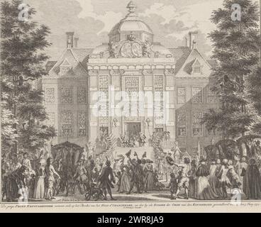 Willem V. präsentiert sich als Ritter des Garters, 1752, der junge Prinz Erbgouverneur erscheint auf der Plattform des Hauses Oranjezael, nachdem er am 5. Juni 1752 zum Ritter des Garterordens ernannt worden war (Titel auf Objekt), der junge Wilhelm V. erscheint als Ritter des Garters auf den Stufen des Königspalastes Huis Ten Bosch. Im Vordergrund jubelt ihn eine Menschenmenge an., Druckerei: Simon Fokke, nach Zeichnung: Simon Fokke, Verlag: Frans Houttuyn, Amsterdam, 1752 - 1754, Papier, Ätzen, Höhe 185 mm x Breite 238 mm Stockfoto