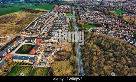 Luftaufnahme der Wohnsiedlung mit Neubau, Straßen und grünen Feldern in Harrogate, North Yorkshire. Stockfoto