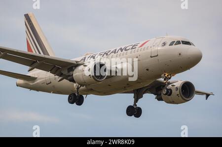 Ein Airbus A318-111 von Air France befindet sich im Landeanflug auf den Flughafen Zürich. Registrierung F-GUGO. (Zürich, Schweiz, 21.06.2022) Stockfoto