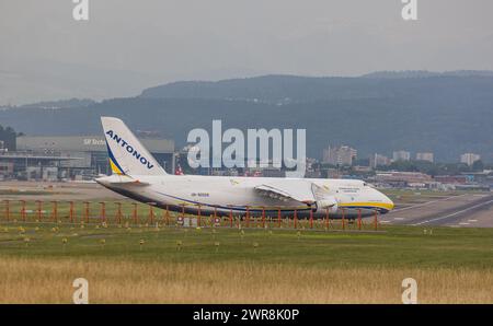 Eine Antonov AN-124-100 von Antonov Airlines macht sich auf dem Flughafen Zürich bereit zum Start. Registrierung UR-82029.(Zürich, Schweiz, 21.06.2022) Stockfoto