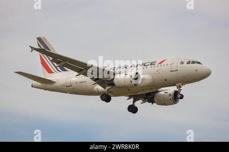 Ein Airbus A318-111 von Air France befindet sich im Landeanflug auf den Flughafen Zürich. Registrierung F-GUGO. (Zürich, Schweiz, 21.06.2022) Stockfoto