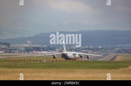 Eine Antonov AN-124-100 von Antonov Airlines macht sich auf dem Flughafen Zürich bereit zum Start. Registrierung UR-82029.(Zürich, Schweiz, 21.06.2022) Stockfoto