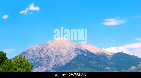 Blick auf den Olymp, Tekirova (Türkei, Antalya, Kemer). Mittelmeerküste von Lycia, Tahtali-Berge. Breites Foto. Stockfoto