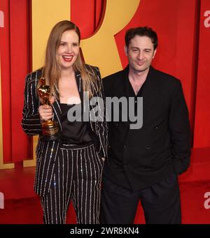 Beverly Hills, USA. März 2024. Arthur Harari und Justine Triet, Gewinner des Originaldrehspielpreises für „Anatomy of a Fall“, posieren im Presseraum während der 96. Jährlichen Academy Awards im Ovation Hollywood am 10. März 2024 in Hollywood. Foto: Crash/imageSPACE Credit: Imagespace/Alamy Live News Stockfoto