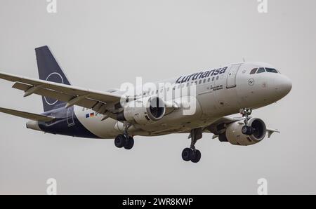 Ein Airbus A319-114 von Lufthansa befindet sich im Ladeanflug auf den Flughafen Zürich. Registrierung D-AILI. (Zürich, Schweiz, 21.06.2022) Stockfoto