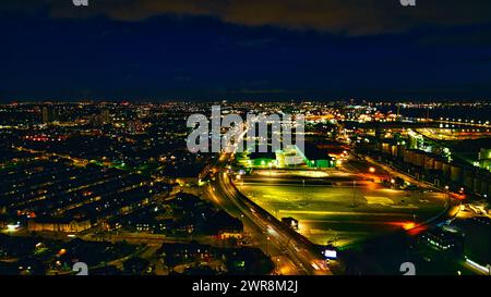 Nächtliche Stadtlandschaft mit beleuchteten Straßen und Gebäuden, die das urbane Leben und die Infrastruktur in Liverpool, Großbritannien, veranschaulichen. Stockfoto