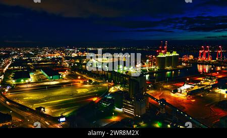 Nächtliche Stadtlandschaft mit beleuchteten Straßen und Gebäuden, die das urbane Leben und die Infrastruktur in Liverpool, Großbritannien, veranschaulichen. Stockfoto
