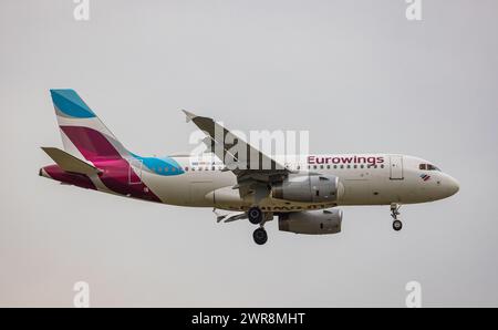Ein Airbus A319-132 von Eurowings befindet sich im Landeanflug auf den Flughafen Zürich. Registrierung D-AGWC. (Zürich, Schweiz, 21.06.2022) Stockfoto