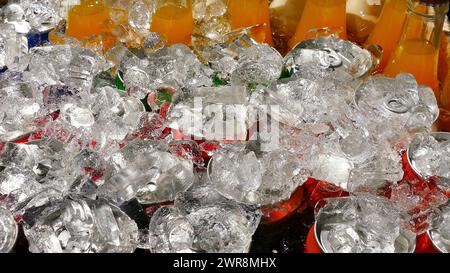 Getränke in einem Behälter mit Eis an einem heißen Sommertag; Wärme- und Durstkonzept Stockfoto