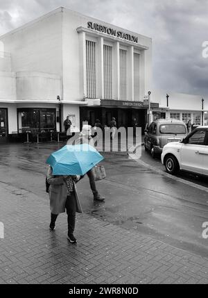 Surbiton Station Blue Montag Stockfoto