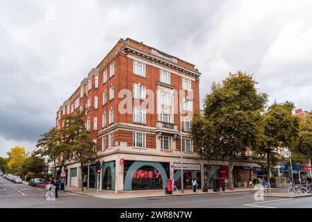 London, Großbritannien - 26. August 2023: Stadtbild von London. Kensington Road Stockfoto