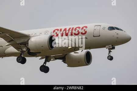 Ein Airbus A220-100 von Swiss International Airlines befindet sich im Landeanflug auf den Flughafen Zürich. Registrierung HB-JBC. (Zürich, Schweiz, 21. Stockfoto