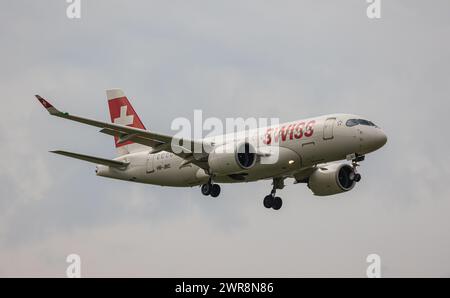 Ein Airbus A220-100 von Swiss International Airlines befindet sich im Landeanflug auf den Flughafen Zürich. Registrierung HB-JBC. (Zürich, Schweiz, 21. Stockfoto