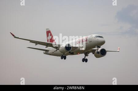Ein Airbus A220-100 von Swiss International Airlines befindet sich im Landeanflug auf den Flughafen Zürich. Registrierung HB-JBC. (Zürich, Schweiz, 21. Stockfoto