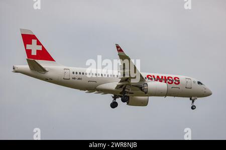Ein Airbus A220-100 von Swiss International Airlines befindet sich im Landeanflug auf den Flughafen Zürich. Registrierung HB-JBC. (Zürich, Schweiz, 21. Stockfoto