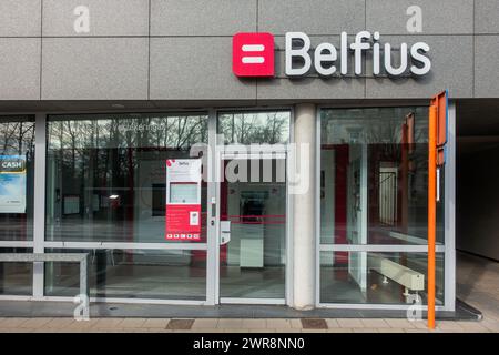 Geldautomat/Geldautomat der Belfius Bank im Dorf, Ostflandern, Belgien Stockfoto