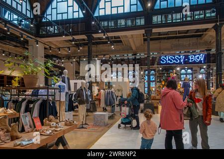 Einkaufszentrum de Post mit trendigen Modegeschäften, Boutiquen und Restaurant im ehemaligen alten Postamt der Stadt Gent, Ostflandern, Belgien Stockfoto