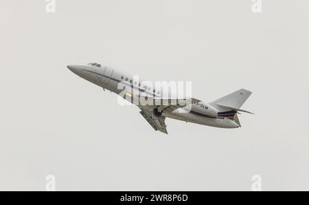 Ein Dassault Falcon 2000EX von der Charterfluggesellschaft NETJETS startete vom Flughafen Zürich. Registrierung CS-DLM. (Zürich, Schweiz, 29.07.2022) Stockfoto