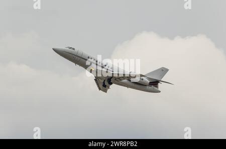 Ein Dassault Falcon 2000EX von der Charterfluggesellschaft NETJETS startete vom Flughafen Zürich. Registrierung CS-DLM. (Zürich, Schweiz, 29.07.2022) Stockfoto