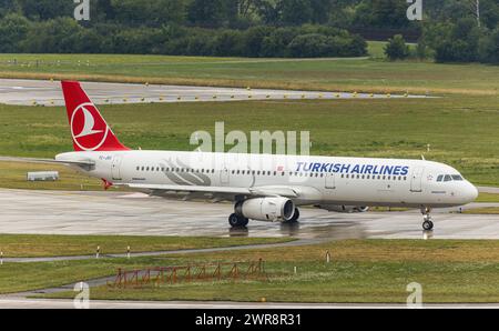 Ein Airbus A321-200 von Turkish Airlines rollt auf dem Flughafen Zürich zur Startbahn. Registrierung TC-JSC. (Zürich, Schweiz, 29.07.2022) Stockfoto