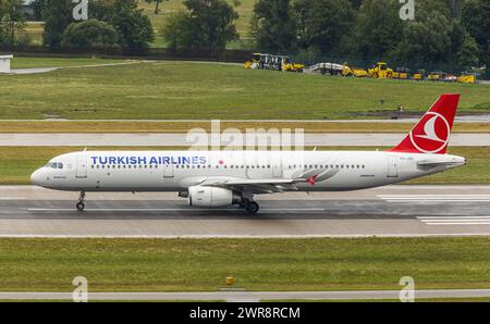 Ein Airbus A321-200 von Turkish Airlines rollt auf dem Flughafen Zürich zur Startbahn. Registrierung TC-JSC. (Zürich, Schweiz, 29.07.2022) Stockfoto