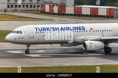 Ein Airbus A321-200 von Turkish Airlines rollt auf dem Flughafen Zürich zur Startbahn. Registrierung TC-JSC. (Zürich, Schweiz, 29.07.2022) Stockfoto