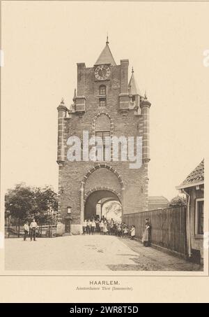 Blick auf die Amsterdamse Poort in Haarlem, Haarlem. Amsterdamer Thor (Innenseite), Architecture in the Netherlands (Serientitel), Architectur der Niederlande (Serientitel zum Objekt), Maker: Anonym, Herausgeber: Baumgärtner's Buchhandlung, Leipzig, 1894, Papier, Kollottyp, Höhe 361 mm x Breite 272 mm, fotomechanischer Druck Stockfoto