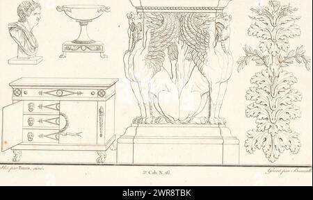 Verschiedene Möbel, darunter ein Tisch mit Greifen, Ornamentmuster einschließlich verschiedener Möbel, darunter ein Tisch mit Greifen. Teil (3. CAH. N. 16) des Printalbums mit zwei Serien von insgesamt 138 Ornamentdrucken von Beauvallet und Normand, 'Fragmens d'Ornemens dans le Style Antique'., Druckerei: Pierre-Nicolas Beauvallet, Verlag: Jacques-Louis Bance, Paris, 1820, Papier, Ätzen Stockfoto