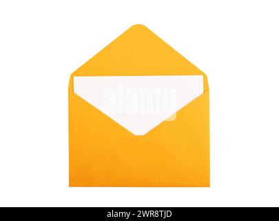 Postkarte, Karte, Papierbogen aus geöffnetem orangenem Weihnachtsumschlag isoliert auf weißem Hintergrund. Stockfoto