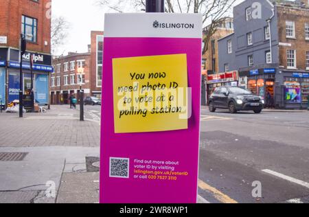 London, Großbritannien. März 2024. Ein Schild auf einer Straße in Islington weist die Menschen darauf hin, dass sie jetzt einen Lichtbildausweis benötigen, um bei den bevorstehenden Wahlen in einem Wahlhaus wählen zu können. Quelle: Vuk Valcic/Alamy Live News Stockfoto