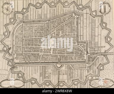 Landkarte Delft, 1672, Bild des Stadtplans Delft, im Jahre 1672 von einem gewissen Ingenieur erstellt, gleichzeitig zeigt, wie diese Stadt hätte befestigt werden können, wenn die Zeit vergangen wäre (Titel auf Objekt), Landkarte Delft 1672, aus der Vogelperspektive. Oben links das Wappen von Holland, oben rechts das von Delft. Unten links eine Kartusche mit leerem Skalenstab, unten rechts die Titelkartusche. Ein Entwurf für eine neue Verteidigungsanlage um die Stadt ist mit einer gestrichelten Linie gekennzeichnet. Dieses Design wurde während des Katastrophenjahres 1672 erstellt, aber nie umgesetzt., Druckerei: Anonym Stockfoto