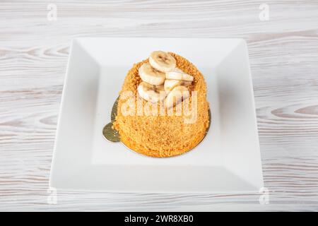 Leckerer Bananenkuchen. Bananenkuchen mit Frischkäse und Passionsfruchenglasur. Kuchen mit Erdnussbutter und Bananenscheiben. Stockfoto