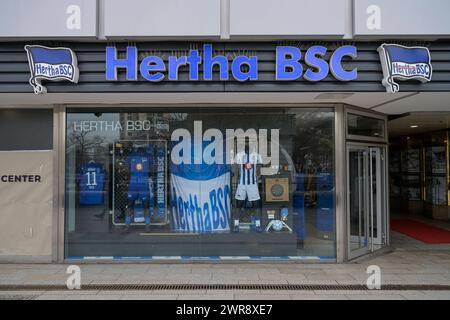 Hertha BSC Fanshop, Breitscheidplatz, Tauentzienstraße, Charlottenburg, Berlin, Deutschland *** Hertha BSC Fanshop, Breitscheidplatz, Tauentzienstraße, Charlottenburg, Berlin, Deutschland Stockfoto