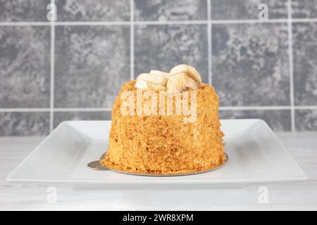 Leckerer Bananenkuchen. Bananenkuchen mit Frischkäse und Passionsfruchenglasur. Kuchen mit Erdnussbutter und Bananenscheiben. Stockfoto