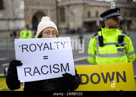 LONDON, UK 11. März 2024: Während die Queen Consort Camilla die Königliche Familie beim Commonwealth Day Service in Westminster Abbey vertritt, demonstrieren Außenprotestierende aus der Republik gegen die Institution der Monarchie. Stockfoto