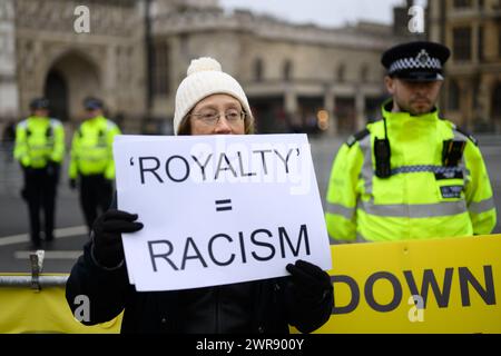 LONDON, UK 11. März 2024: Während die Queen Consort Camilla die Königliche Familie beim Commonwealth Day Service in Westminster Abbey vertritt, demonstrieren Außenprotestierende aus der Republik gegen die Institution der Monarchie. Stockfoto