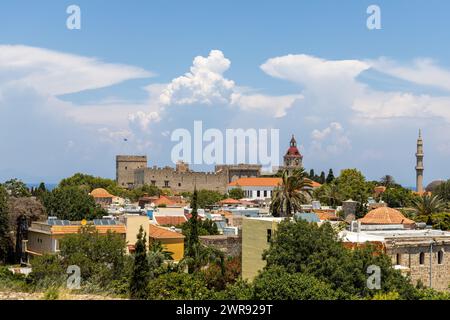 Rhodos, Griechenland - 12. Juni 2023: Palast und Gebäude der Hospitaller Ritter in der Altstadt von der Spitze der Stadtmauer aus gesehen. Kirchturm und Minarettturm aber Stockfoto