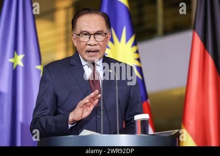 Berlin, Deutschland. März 2024. Dato' Seri Anwar Ibrahim, Premierminister von Malaysia, spricht auf einer Pressekonferenz im Bundeskanzleramt. Quelle: Hannes P. Albert/dpa/Alamy Live News Stockfoto