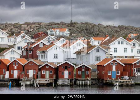 Schwedisches Fischerdorf Hälleviksstrand mit rot-weißen Häusern in der Nähe des Meeres Stockfoto