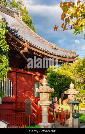 Japanische spirituelle Architektur in Tokio. Yakushido Hall wurde 1649 erbaut und ist eines der ältesten Gebäude im Asakusa Temple Complex Stockfoto